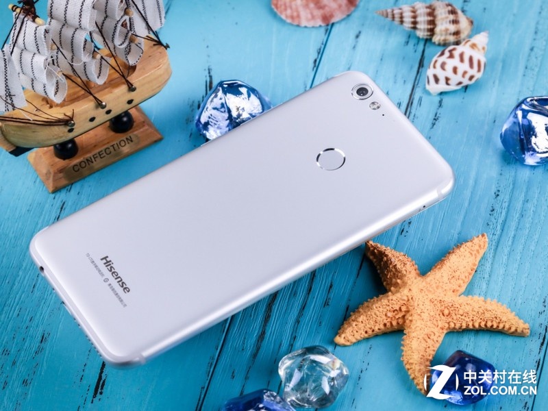 HUAWEI nova 2系列前置2000万像素、F2.0光圈摄像头,配合麒麟芯片深度调教的ISP,能提供更高的清晰度。HUAWEI nova 2系列还搭载了升级版的美颜4.0算法,除了美颜之外,前置相机还能支持背景虚化功能.。后置1200万像素(F/1.8光圈+1.25m单位像素面积)+800万像素双摄像头,其中1200万为广角端、800万为长焦端。前者可以用于拍摄风景等大场面,后者可以用于拍人。广角、长焦镜头相互配合,成像效果优秀。 编辑点评: nova 2和nova 2 plus依旧延续